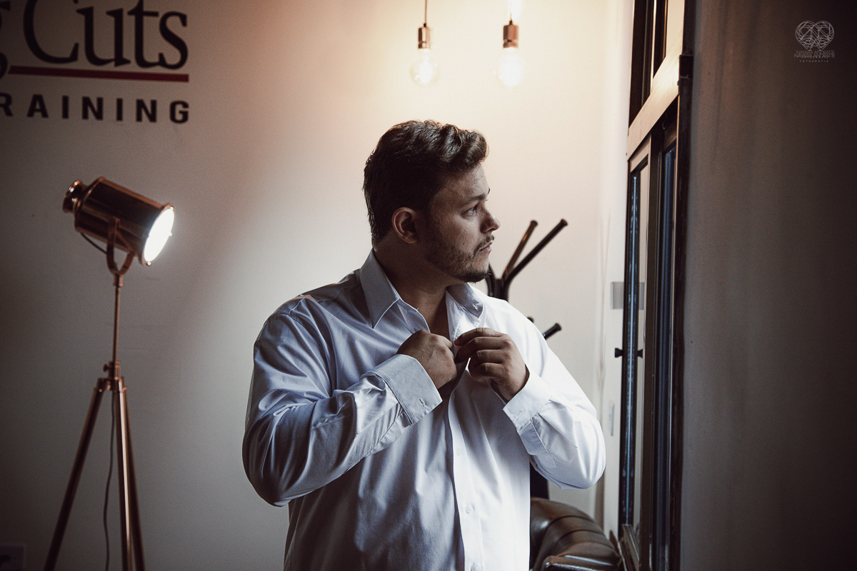 Making of de noiva detalhes de cabelo penteado e maquiagem feitos pela fotografa premiada nayara andrade noiva classica de coroa no guaruja santos litoral de sao paulo