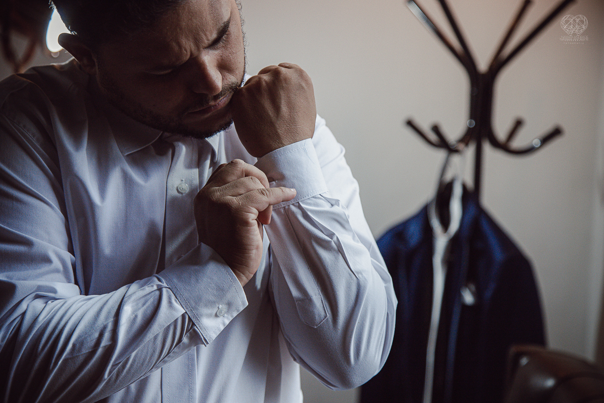 Making of de noiva detalhes de cabelo penteado e maquiagem feitos pela fotografa premiada nayara andrade noiva classica de coroa no guaruja santos litoral de sao paulo