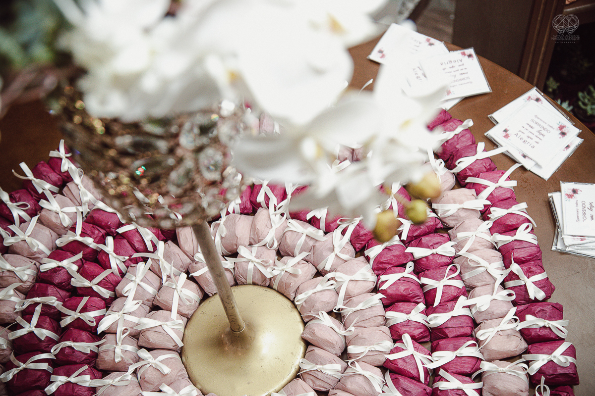casamento classico noivo de terno azul noiva de coroa realizado no guaruja santos sao paulo pela fotografa Nayara Andrade premiada internacionalmente