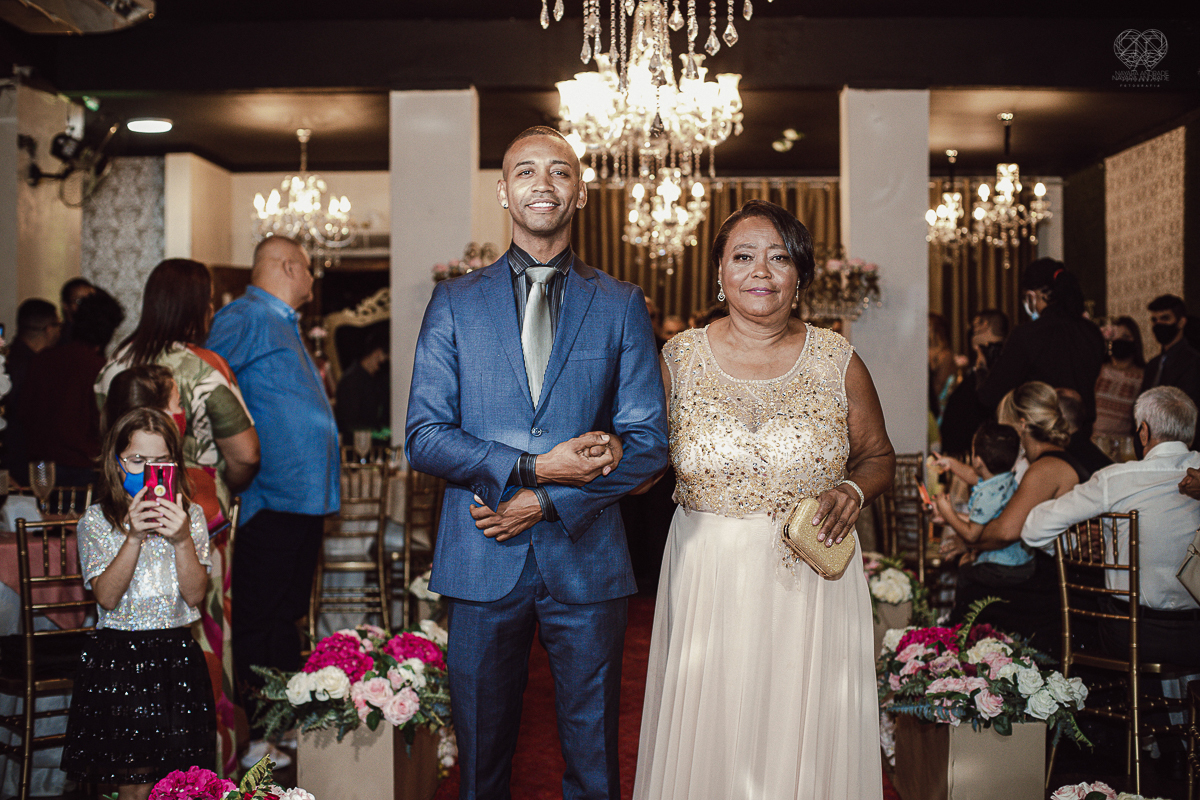 casamento classico noivo de terno azul noiva de coroa realizado no guaruja santos sao paulo pela fotografa Nayara Andrade premiada internacionalmente