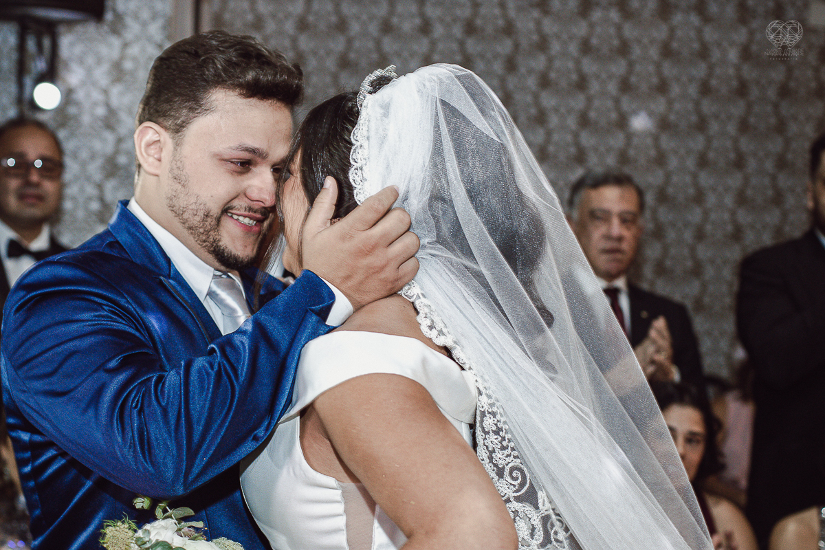 casamento classico noivo de terno azul noiva de coroa realizado no guaruja santos sao paulo pela fotografa Nayara Andrade premiada internacionalmente