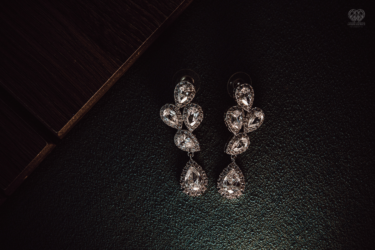 Making of de noiva detalhes de cabelo penteado e maquiagem feitos pela fotografa premiada nayara andrade noiva classica de coroa no guaruja santos litoral de sao paulo