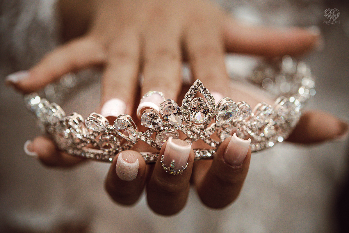 Making of de noiva detalhes de cabelo penteado e maquiagem feitos pela fotografa premiada nayara andrade noiva classica de coroa no guaruja santos litoral de sao paulo