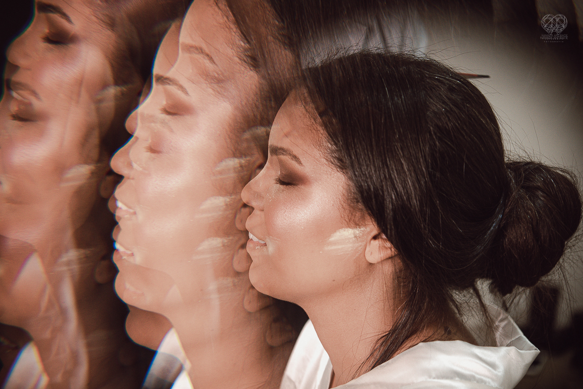 Making of de noiva detalhes de cabelo penteado e maquiagem feitos pela fotografa premiada nayara andrade noiva classica de coroa no guaruja santos litoral de sao paulo