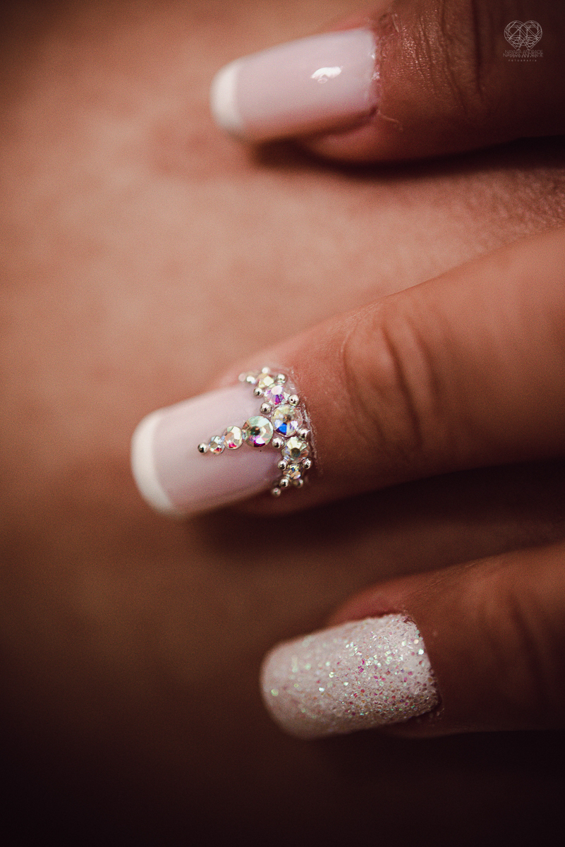 Making of de noiva detalhes de cabelo penteado e maquiagem feitos pela fotografa premiada nayara andrade noiva classica de coroa no guaruja santos litoral de sao paulo