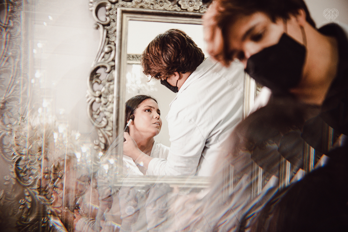 Making of de noiva detalhes de cabelo penteado e maquiagem feitos pela fotografa premiada nayara andrade noiva classica de coroa no guaruja santos litoral de sao paulo