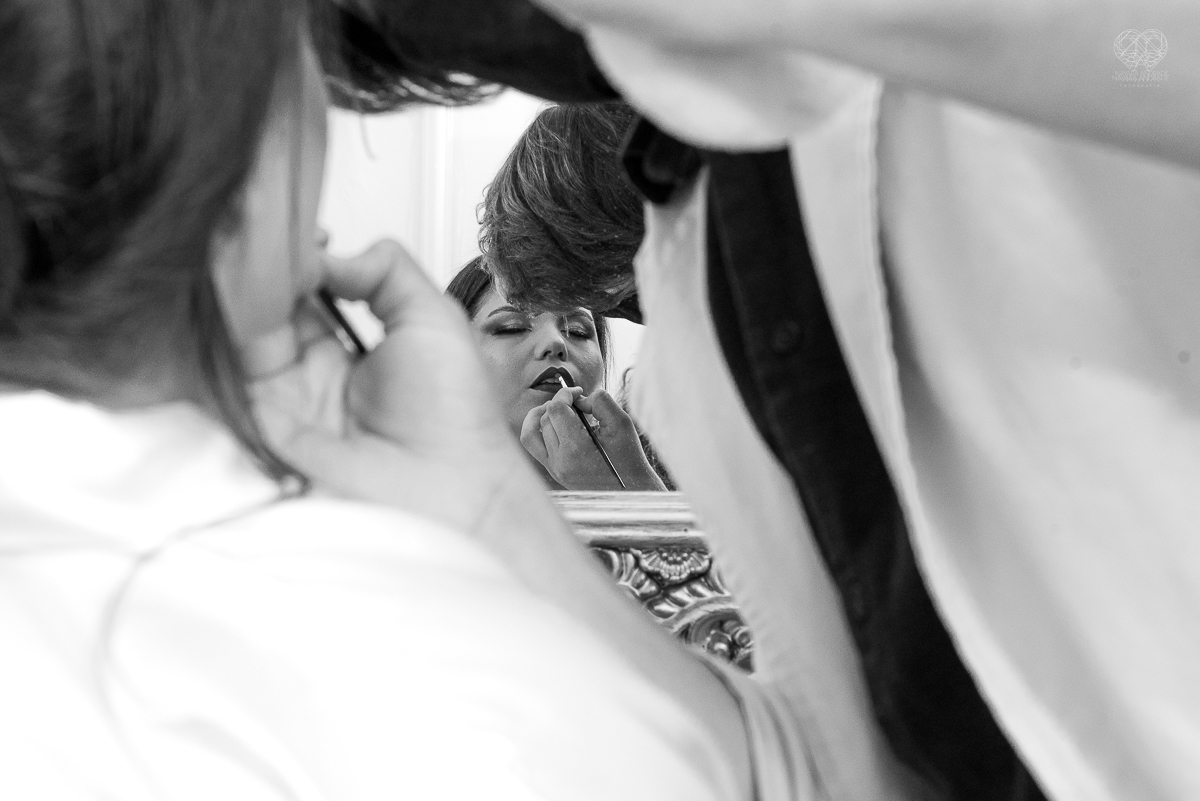 Making of de noiva detalhes de cabelo penteado e maquiagem feitos pela fotografa premiada nayara andrade noiva classica de coroa no guaruja santos litoral de sao paulo