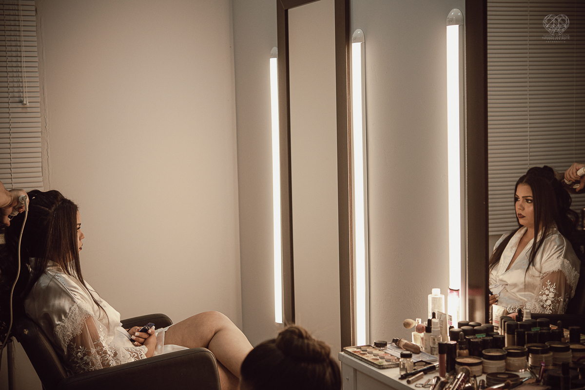 Making of de noiva detalhes de cabelo penteado e maquiagem feitos pela fotografa premiada nayara andrade noiva classica de coroa no guaruja santos litoral de sao paulo