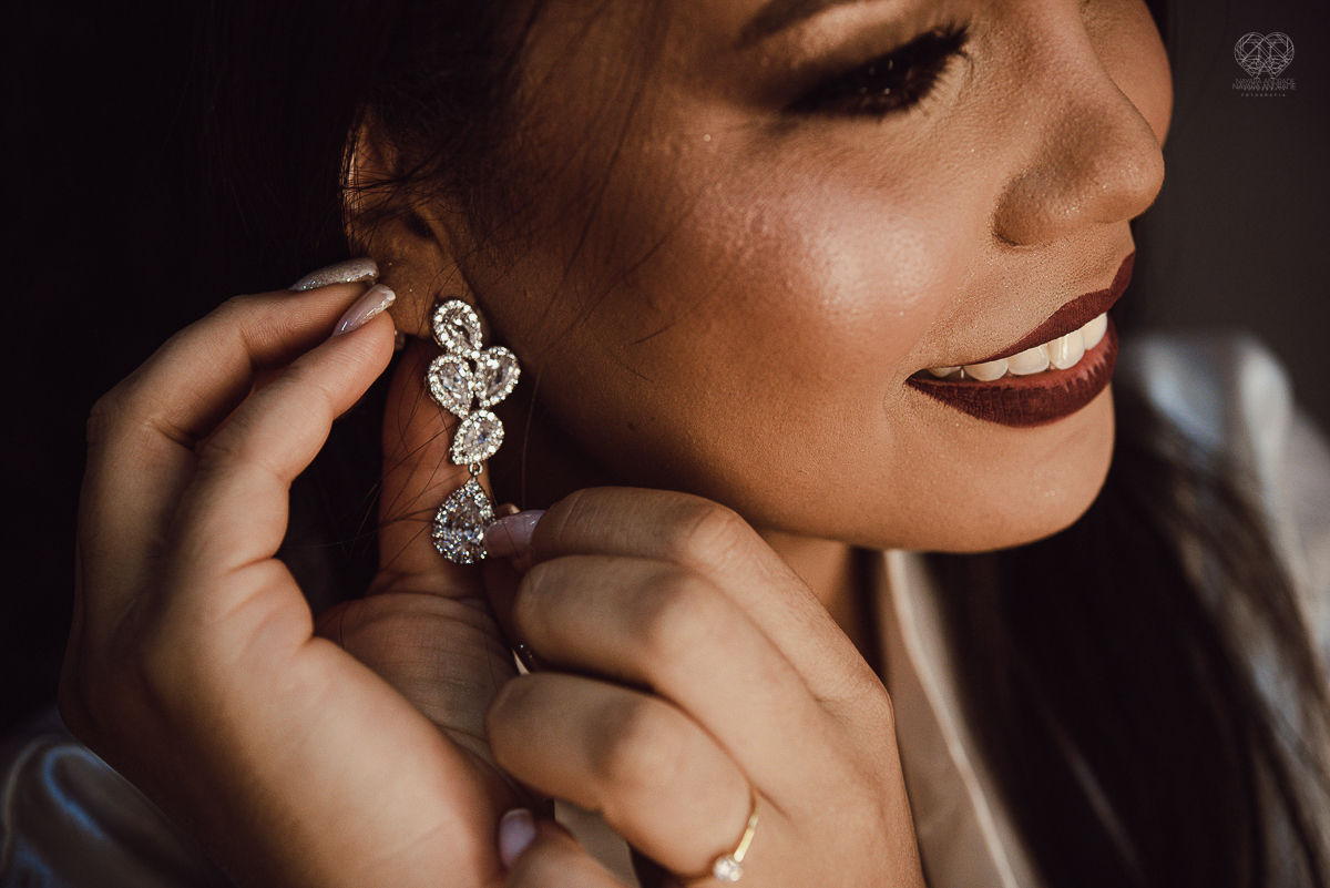 Making of de noiva detalhes de cabelo penteado e maquiagem feitos pela fotografa premiada nayara andrade noiva classica de coroa no guaruja santos litoral de sao paulo