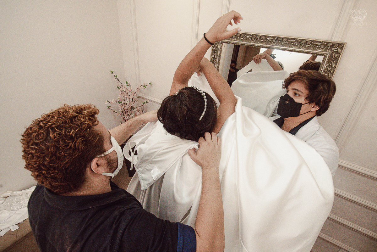 Making of de noiva detalhes de cabelo penteado e maquiagem feitos pela fotografa premiada nayara andrade noiva classica de coroa no guaruja santos litoral de sao paulo