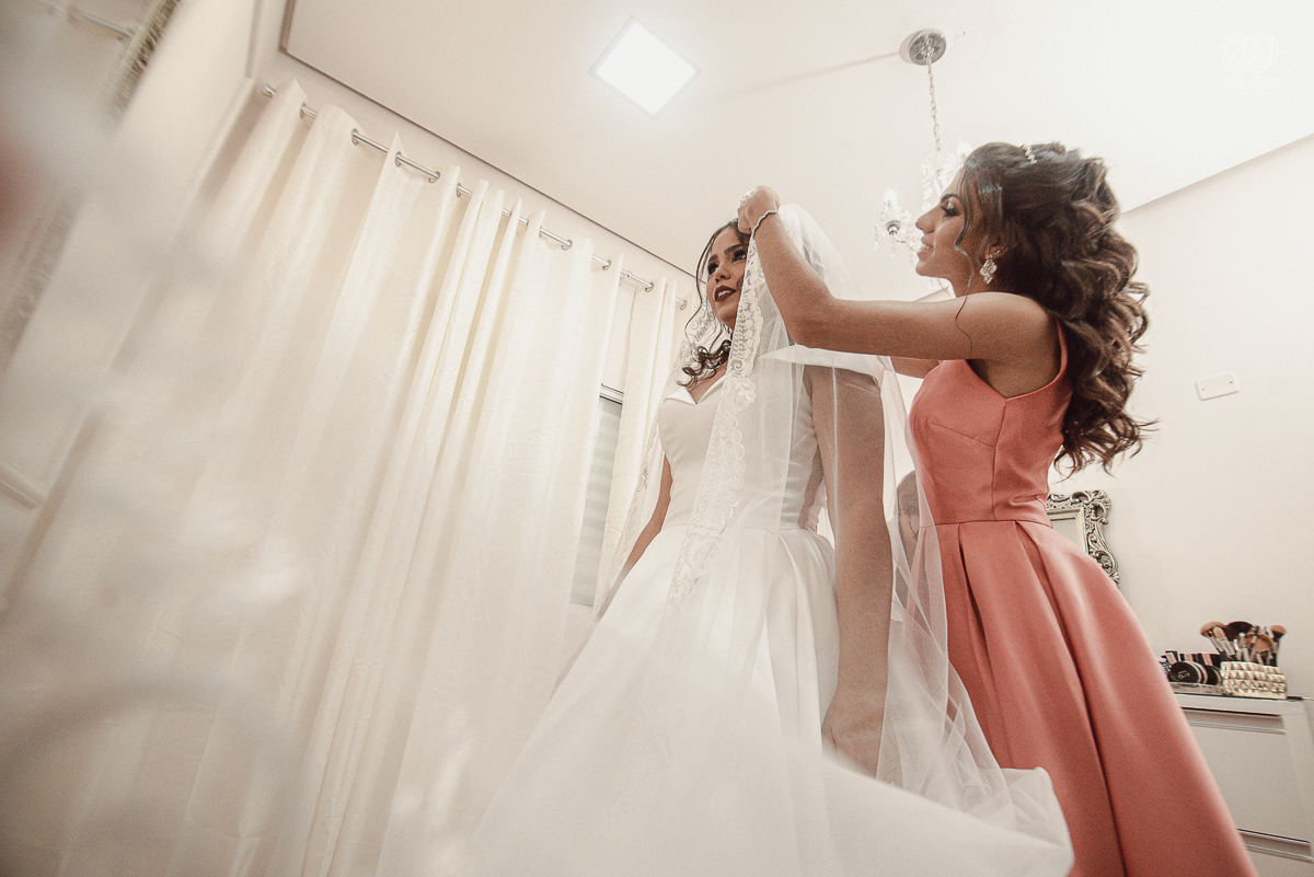 Making of de noiva detalhes de cabelo penteado e maquiagem feitos pela fotografa premiada nayara andrade noiva classica de coroa no guaruja santos litoral de sao paulo