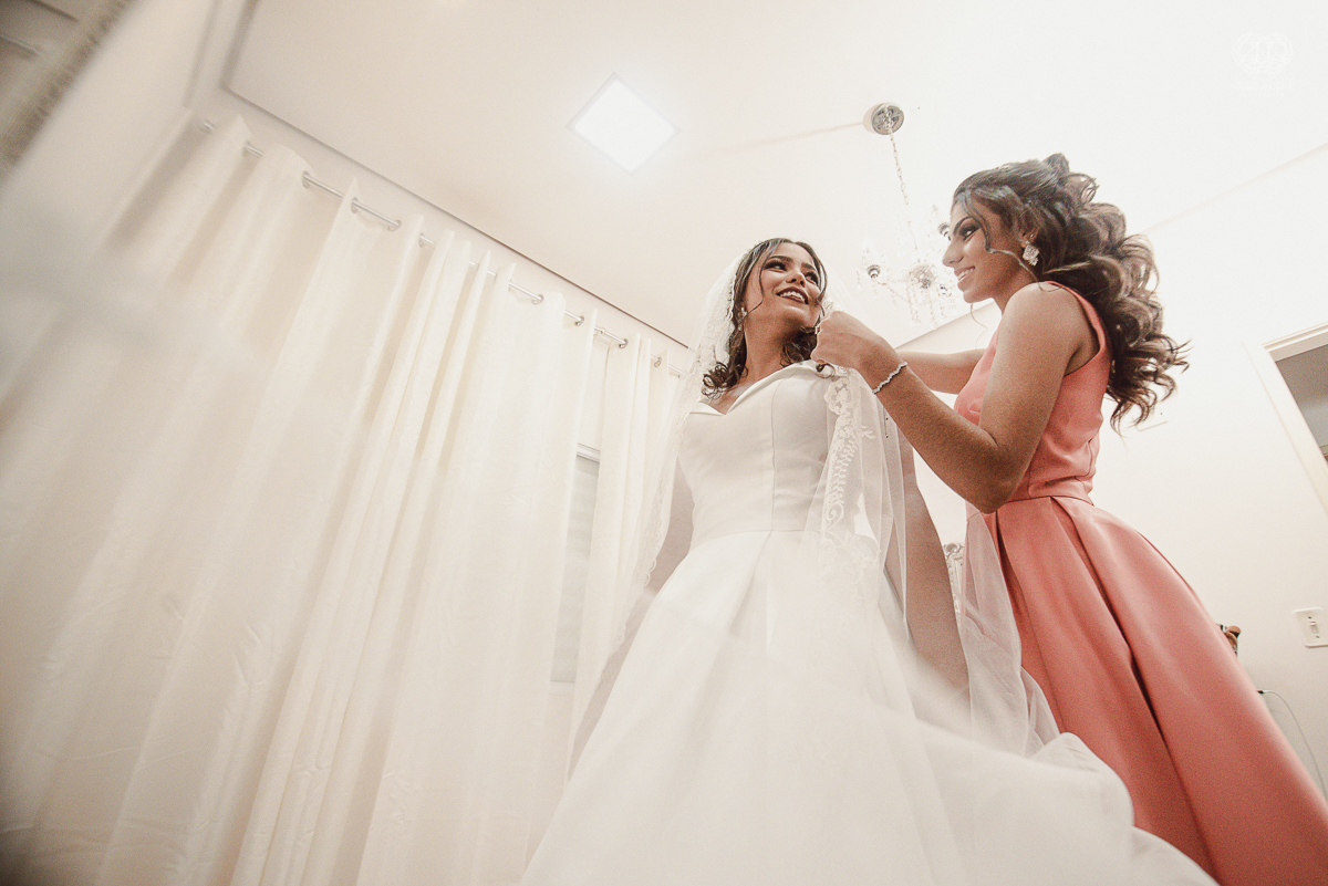 Making of de noiva detalhes de cabelo penteado e maquiagem feitos pela fotografa premiada nayara andrade noiva classica de coroa no guaruja santos litoral de sao paulo