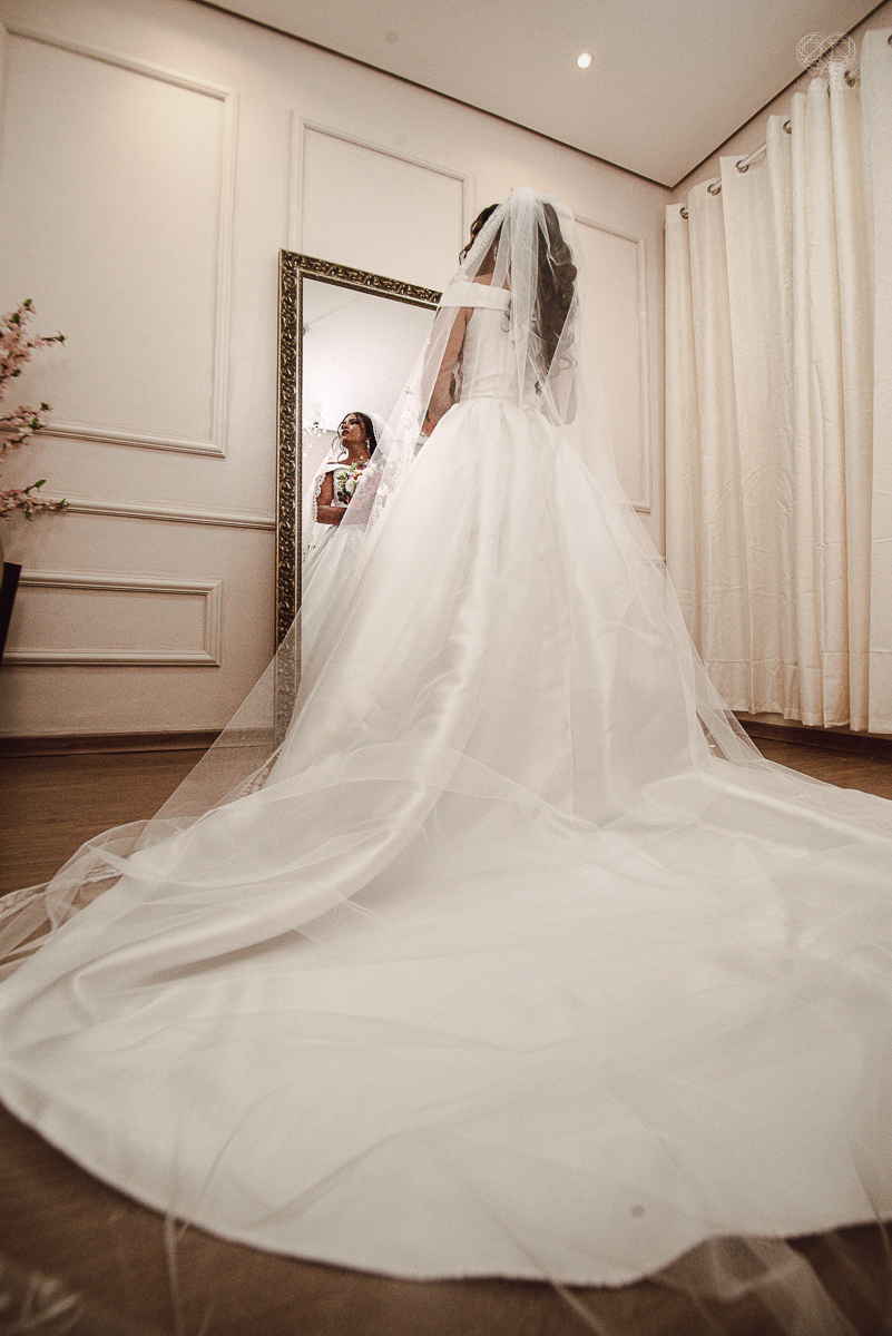 Making of de noiva detalhes de cabelo penteado e maquiagem feitos pela fotografa premiada nayara andrade noiva classica de coroa no guaruja santos litoral de sao paulo