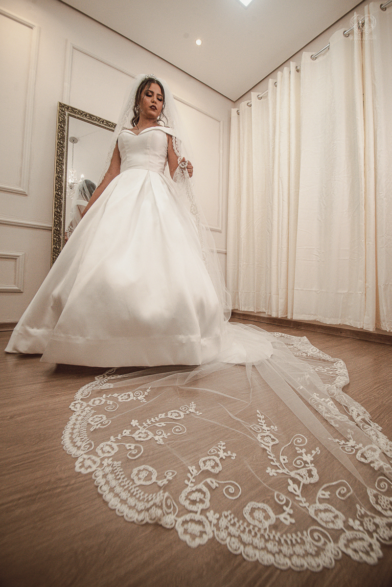 Making of de noiva detalhes de cabelo penteado e maquiagem feitos pela fotografa premiada nayara andrade noiva classica de coroa no guaruja santos litoral de sao paulo