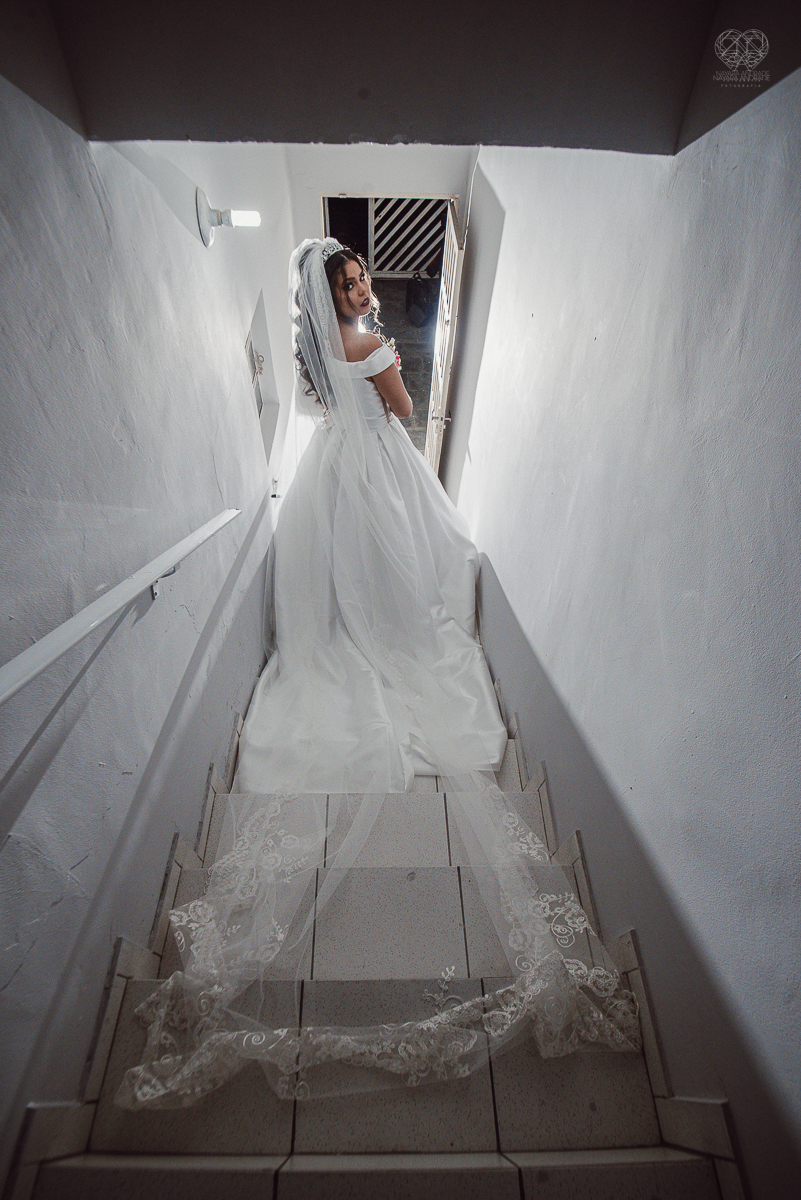 Making of de noiva detalhes de cabelo penteado e maquiagem feitos pela fotografa premiada nayara andrade noiva classica de coroa no guaruja santos litoral de sao paulo