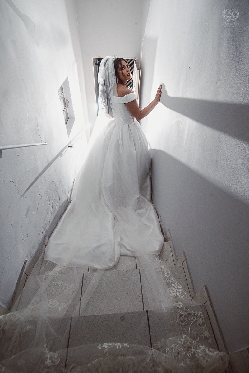 Making of de noiva detalhes de cabelo penteado e maquiagem feitos pela fotografa premiada nayara andrade noiva classica de coroa no guaruja santos litoral de sao paulo