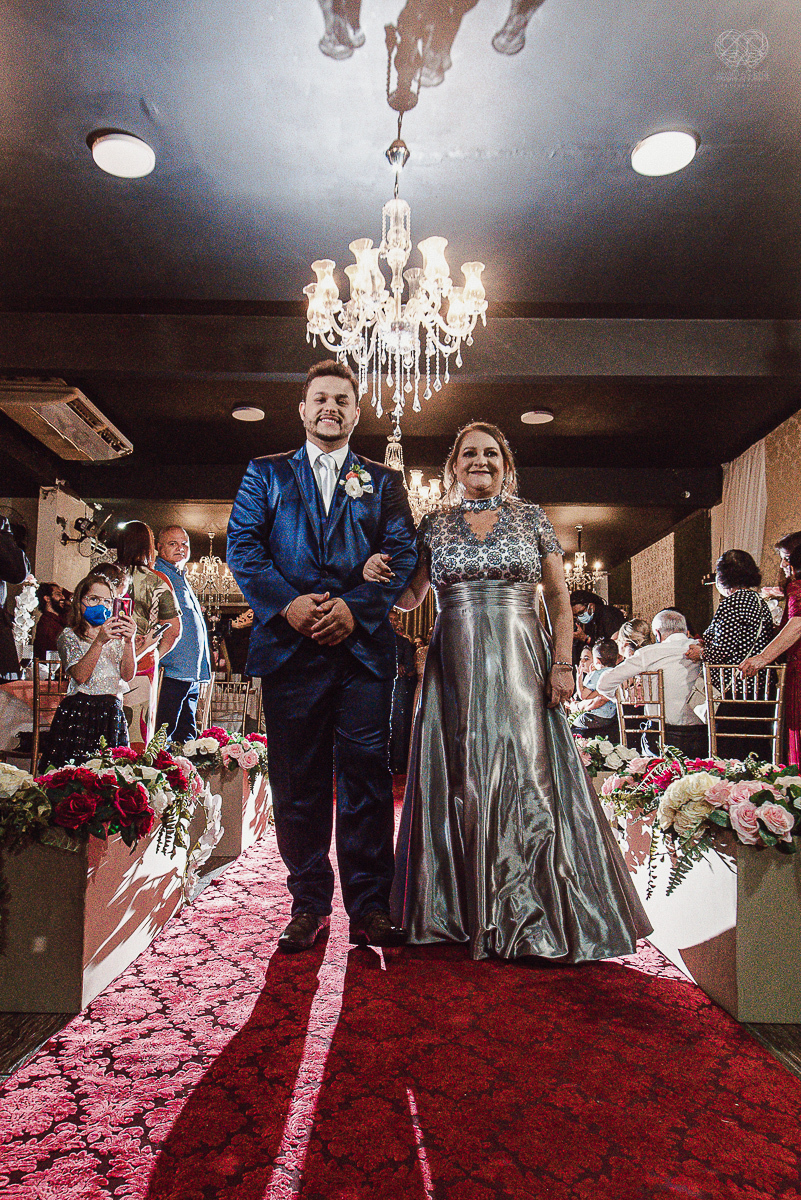 casamento classico noivo de terno azul noiva de coroa realizado no guaruja santos sao paulo pela fotografa Nayara Andrade premiada internacionalmente