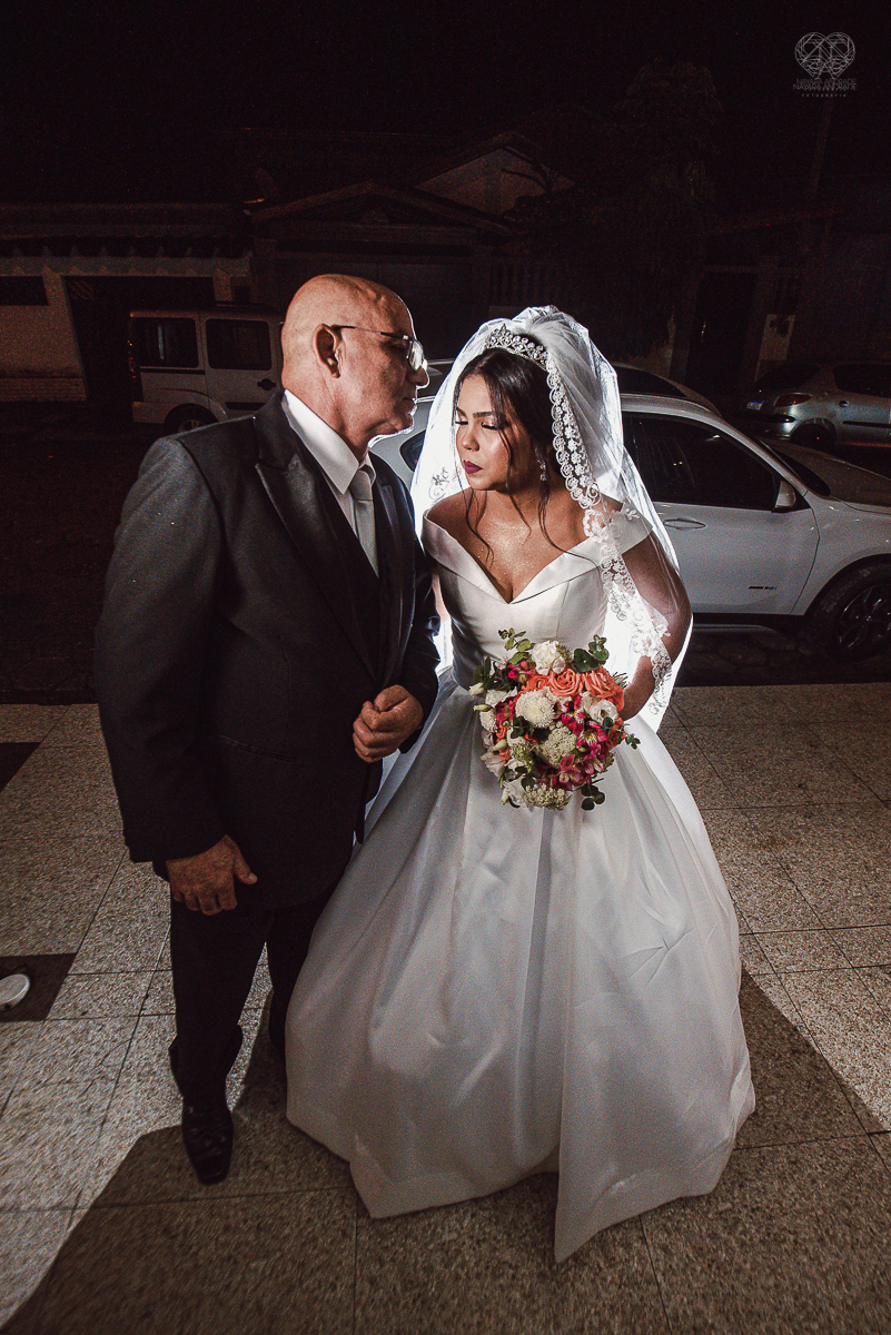 casamento classico noivo de terno azul noiva de coroa realizado no guaruja santos sao paulo pela fotografa Nayara Andrade premiada internacionalmente