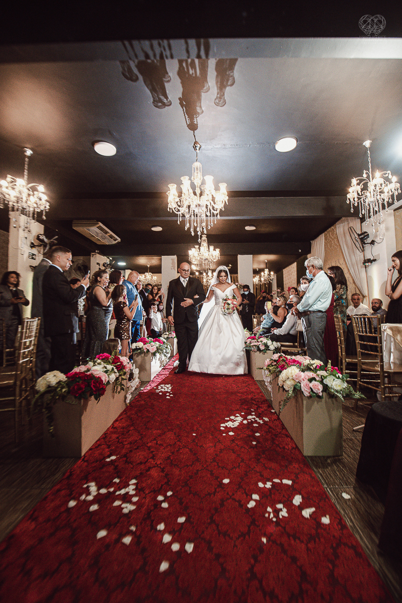 casamento classico noivo de terno azul noiva de coroa realizado no guaruja santos sao paulo pela fotografa Nayara Andrade premiada internacionalmente fotos com emoção e arte diferentes de tudo e exclusivas