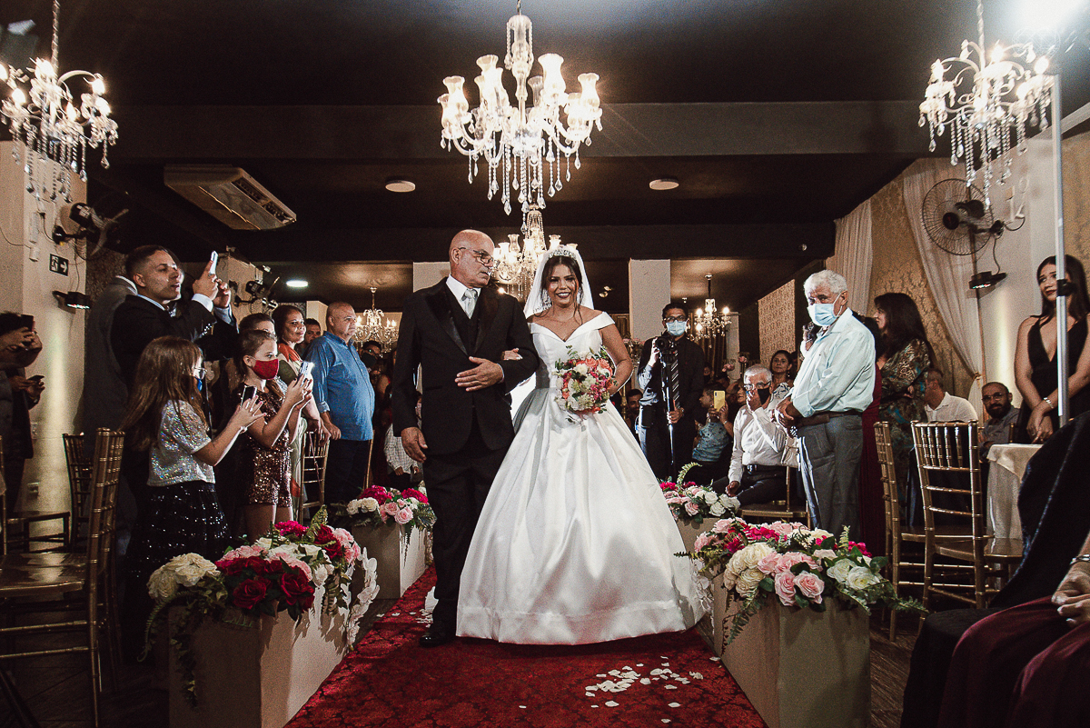 casamento classico noivo de terno azul noiva de coroa realizado no guaruja santos sao paulo pela fotografa Nayara Andrade premiada internacionalmente fotos com emoção e arte diferentes de tudo e exclusivas
