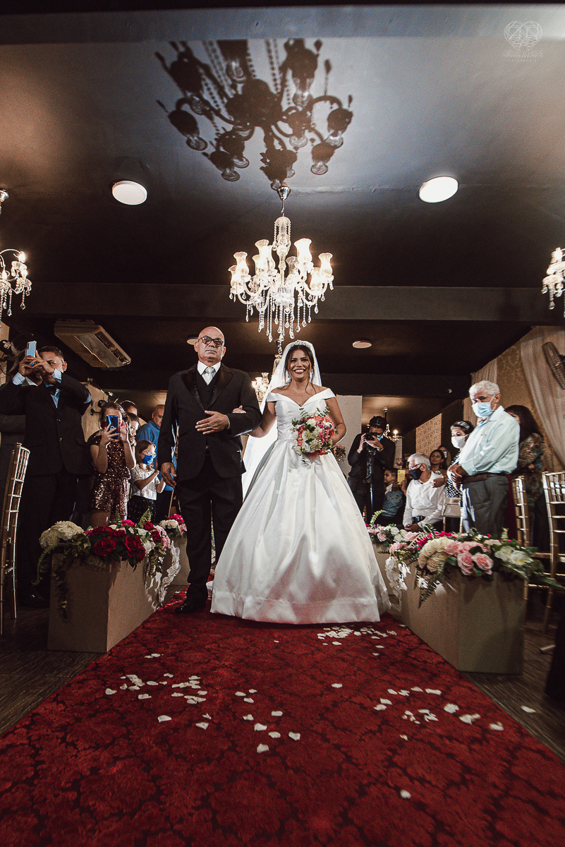 casamento classico noivo de terno azul noiva de coroa realizado no guaruja santos sao paulo pela fotografa Nayara Andrade premiada internacionalmente fotos com emoção e arte diferentes de tudo
