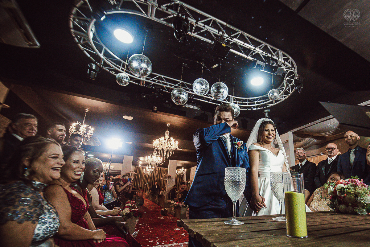 casamento classico noivo de terno azul noiva de coroa realizado no guaruja santos sao paulo pela fotografa Nayara Andrade premiada internacionalmente fotos com emoção e arte diferentes de tudo e exclusivas