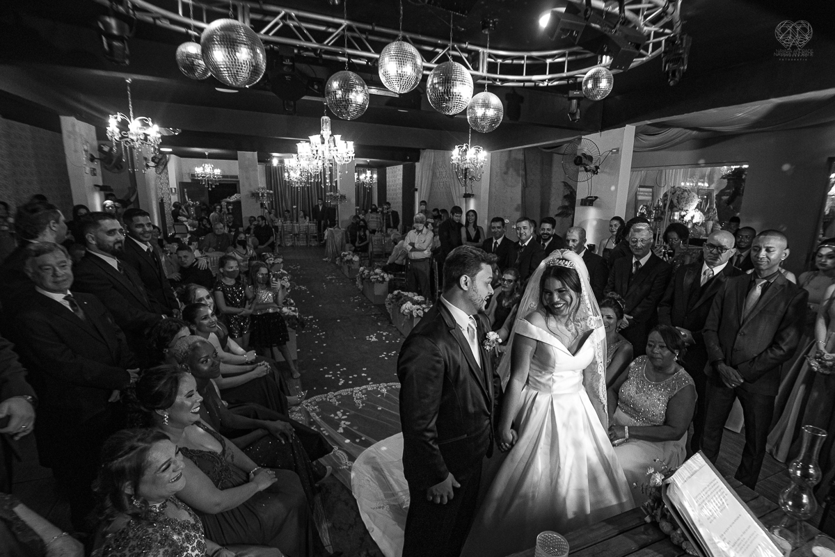 casamento classico noivo de terno azul noiva de coroa realizado no guaruja santos sao paulo pela fotografa Nayara Andrade premiada internacionalmente
