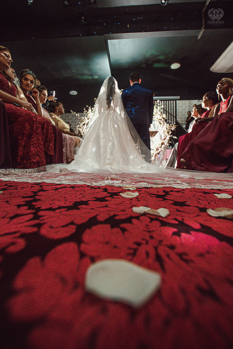 casamento classico noivo de terno azul noiva de coroa realizado no guaruja santos sao paulo pela fotografa Nayara Andrade premiada internacionalmente