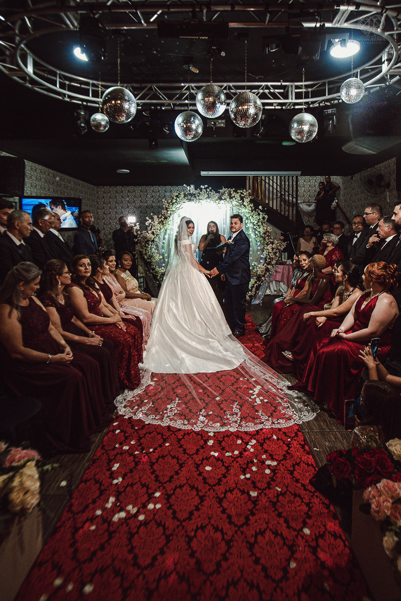 casamento classico noivo de terno azul noiva de coroa realizado no guaruja santos sao paulo pela fotografa Nayara Andrade premiada internacionalmente fotos com emoção e arte diferentes de tudo e exclusivas
