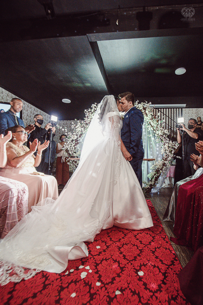 casamento classico noivo de terno azul noiva de coroa realizado no guaruja santos sao paulo pela fotografa Nayara Andrade premiada internacionalmente fotos com emoção e arte diferentes de tudo e exclusivas