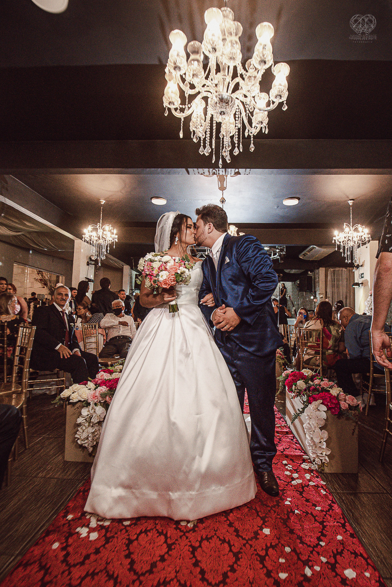 casamento classico noivo de terno azul noiva de coroa realizado no guaruja santos sao paulo pela fotografa Nayara Andrade premiada internacionalmente fotos com emoção e arte diferentes de tudo e exclusivas