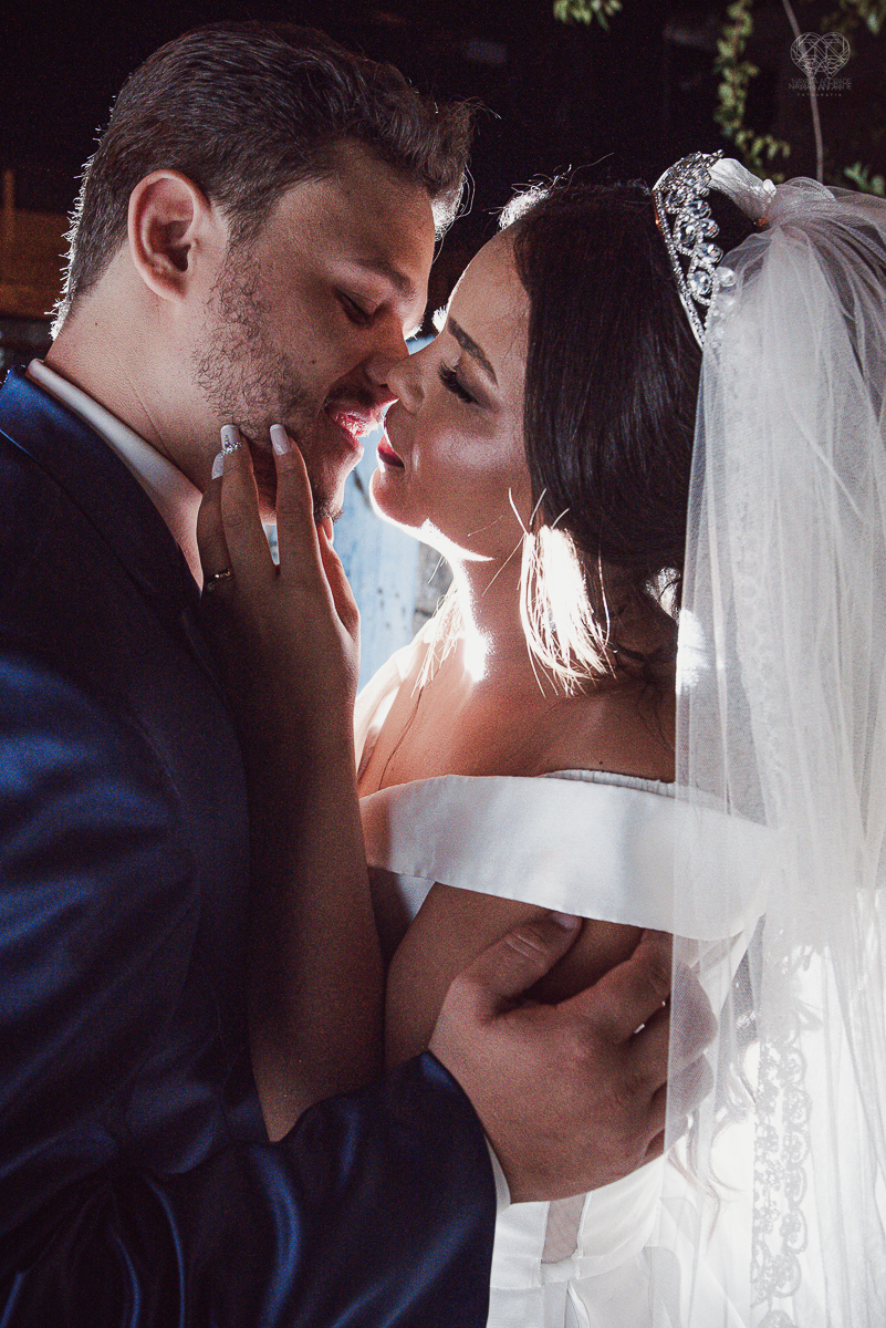 casamento classico noivo de terno azul noiva de coroa realizado no guaruja santos sao paulo pela fotografa Nayara Andrade premiada internacionalmente fotos com emoção e arte diferentes de tudo e exclusivas