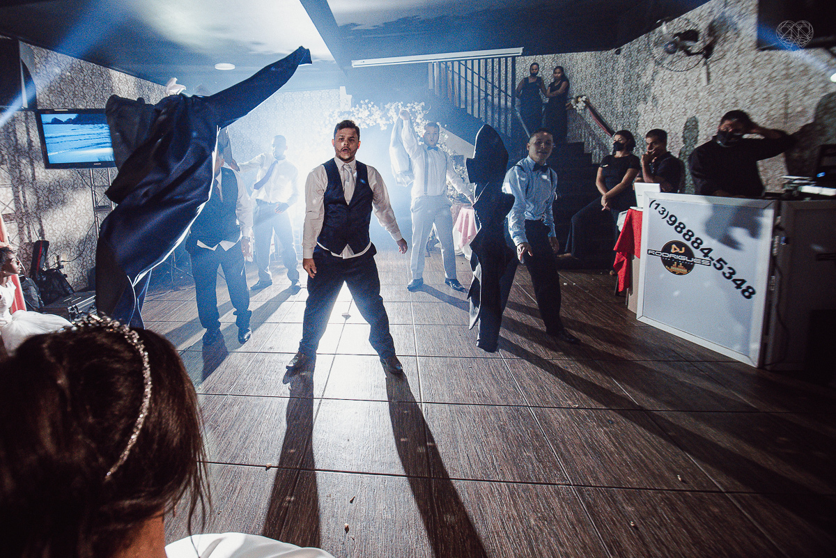 casamento classico noivo de terno azul noiva de coroa realizado no guaruja santos sao paulo pela fotografa Nayara Andrade premiada internacionalmente fotos com emoção e arte diferentes de tudo e exclusivas