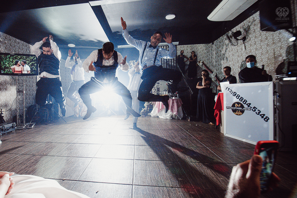 casamento classico noivo de terno azul noiva de coroa realizado no guaruja santos sao paulo pela fotografa Nayara Andrade premiada internacionalmente fotos com emoção e arte diferentes de tudo e exclusivas