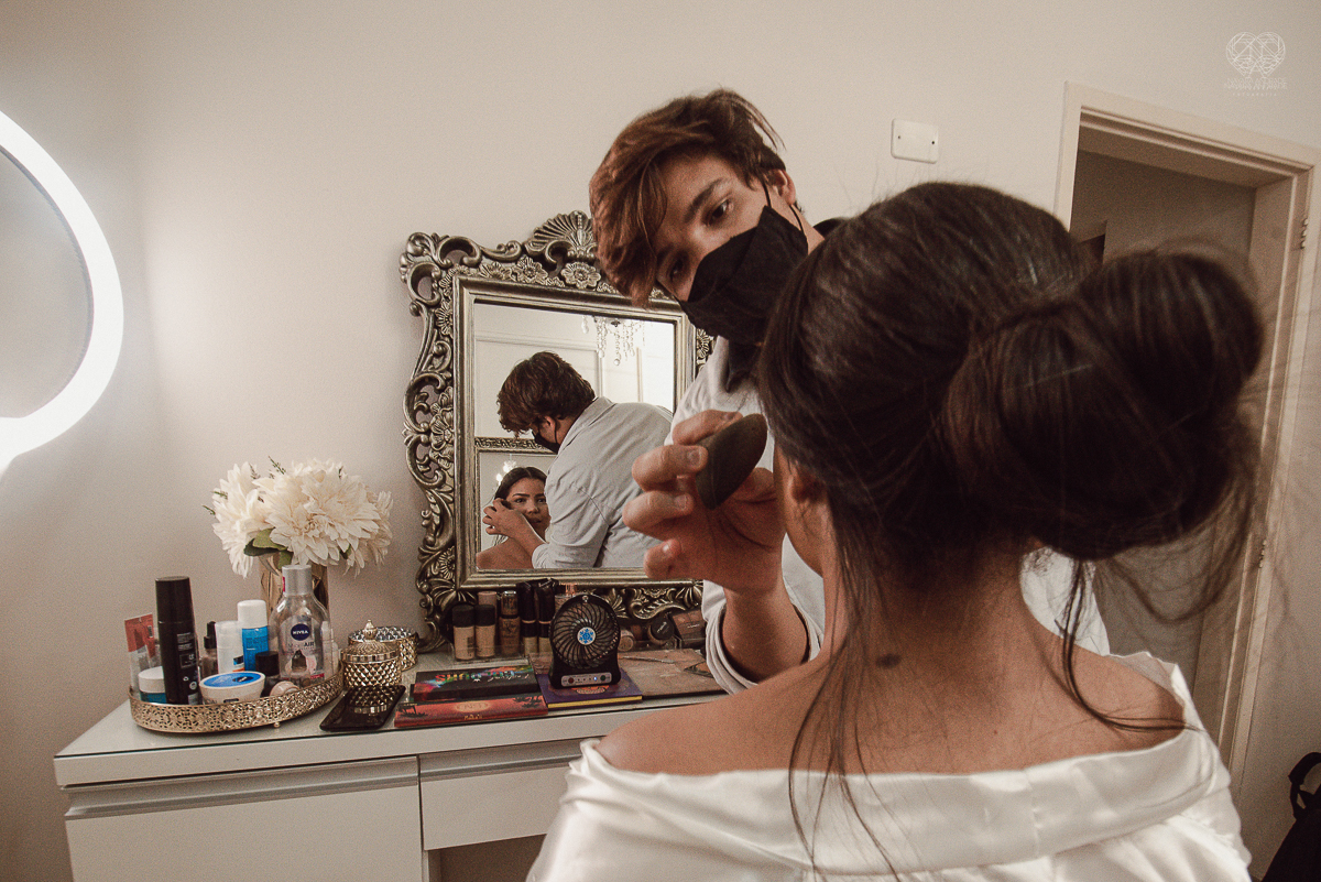 Making of de noiva detalhes de cabelo penteado e maquiagem feitos pela fotografa premiada nayara andrade noiva classica de coroa no guaruja santos litoral de sao paulo