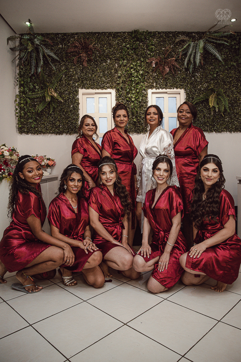 Making of de noiva detalhes de cabelo penteado e maquiagem feitos pela fotografa premiada nayara andrade noiva classica de coroa no guaruja santos litoral de sao paulo