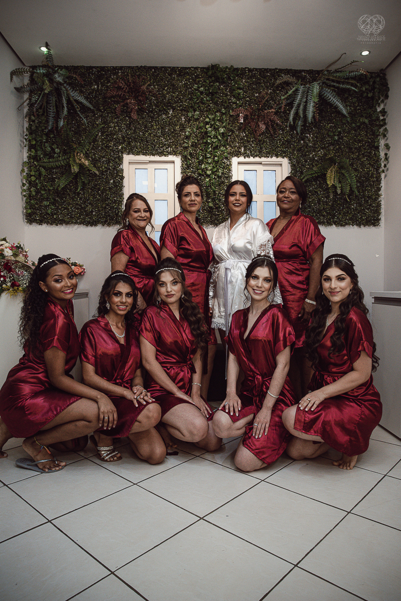 Making of de noiva detalhes de cabelo penteado e maquiagem feitos pela fotografa premiada nayara andrade noiva classica de coroa no guaruja santos litoral de sao paulo