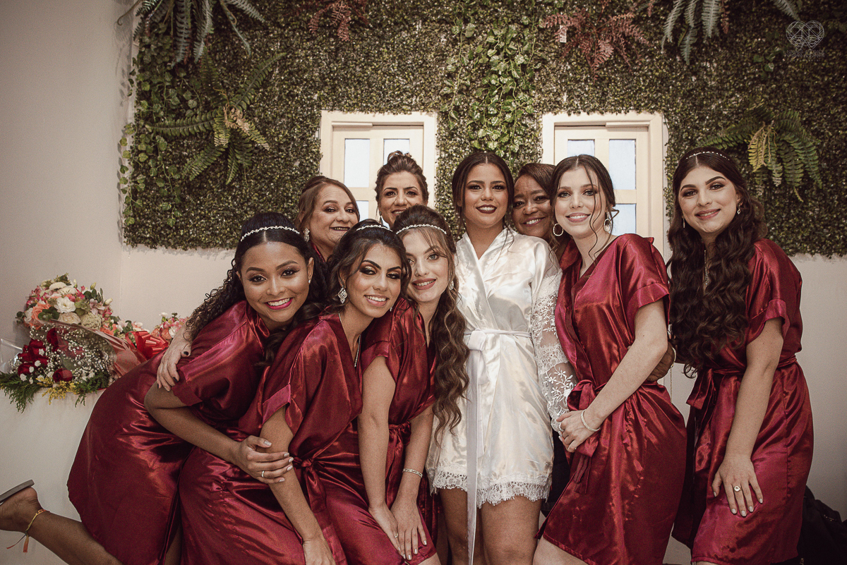 Making of de noiva detalhes de cabelo penteado e maquiagem feitos pela fotografa premiada nayara andrade noiva classica de coroa no guaruja santos litoral de sao paulo