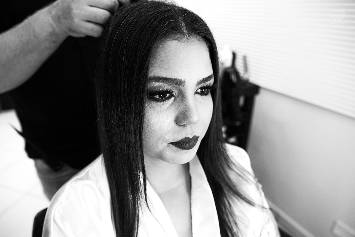 Making of de noiva detalhes de cabelo penteado e maquiagem feitos pela fotografa premiada nayara andrade noiva classica de coroa no guaruja santos litoral de sao paulo