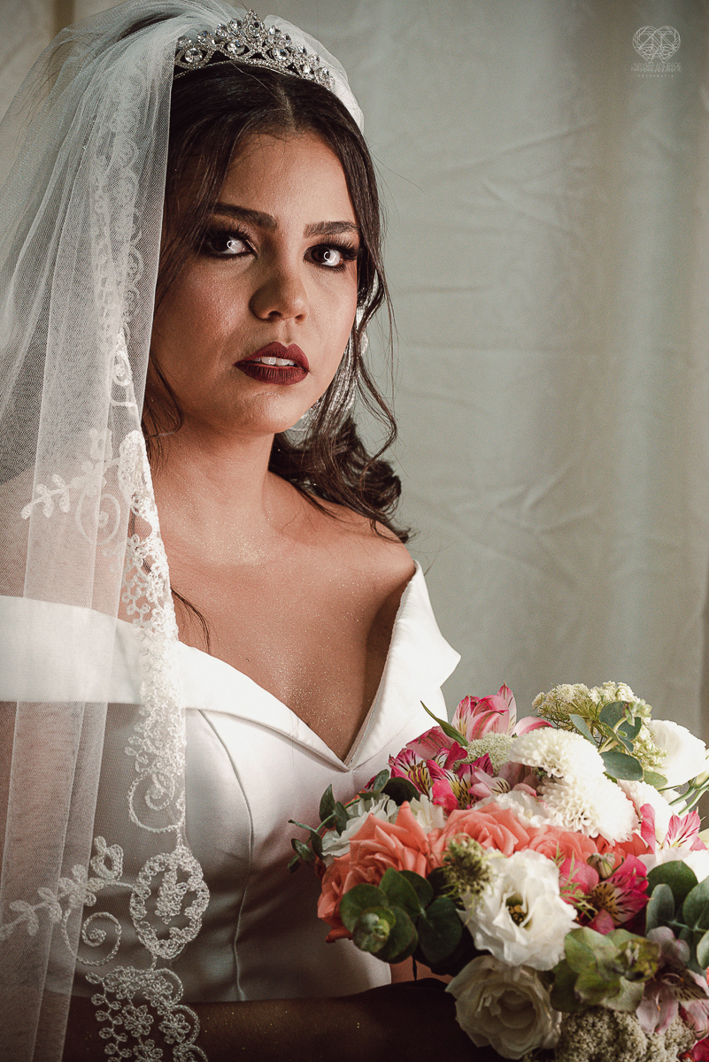 Making of de noiva detalhes de cabelo penteado e maquiagem feitos pela fotografa premiada nayara andrade noiva classica de coroa no guaruja santos litoral de sao paulo