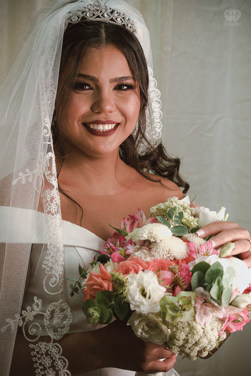 Making of de noiva detalhes de cabelo penteado e maquiagem feitos pela fotografa premiada nayara andrade noiva classica de coroa no guaruja santos litoral de sao paulo