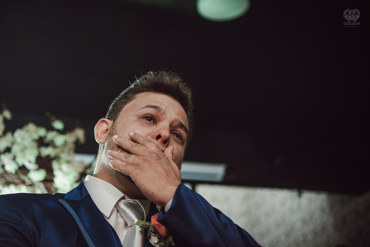 casamento classico noivo de terno azul noiva de coroa realizado no guaruja santos sao paulo pela fotografa Nayara Andrade premiada internacionalmente fotos com emoção e ar