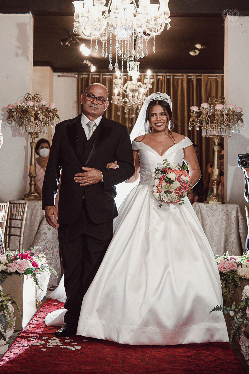 casamento classico noivo de terno azul noiva de coroa realizado no guaruja santos sao paulo pela fotografa Nayara Andrade premiada internacionalmente
