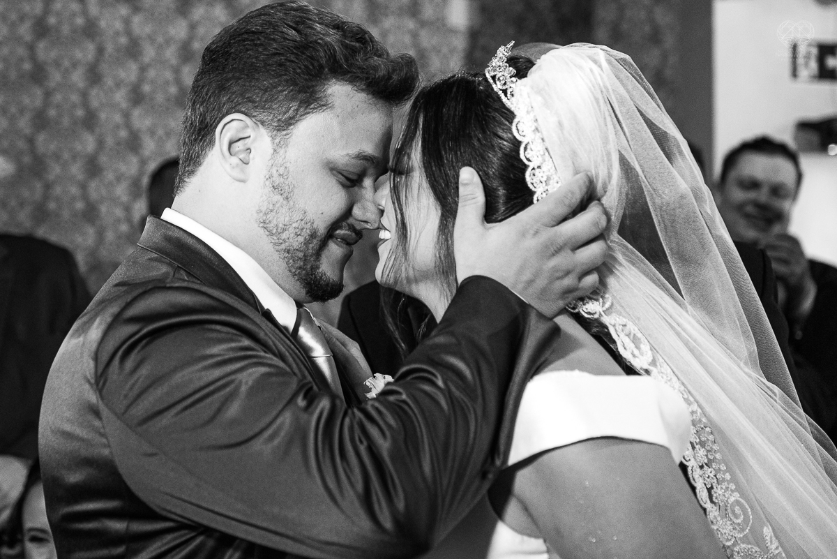 casamento classico noivo de terno azul noiva de coroa realizado no guaruja santos sao paulo pela fotografa Nayara Andrade premiada internacionalmente