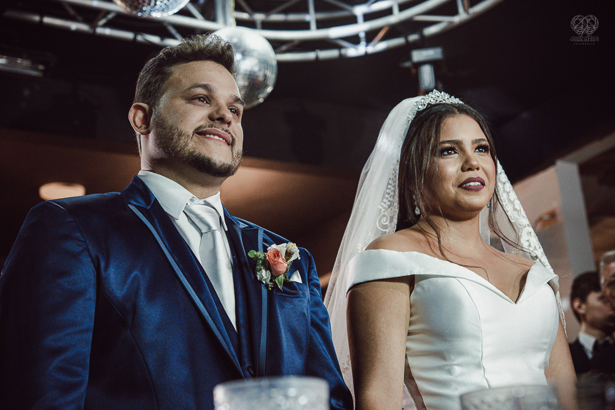 casamento classico noivo de terno azul noiva de coroa realizado no guaruja santos sao paulo pela fotografa Nayara Andrade premiada internacionalmente fotos com emoção e arte diferentes de tudo e exclusivas