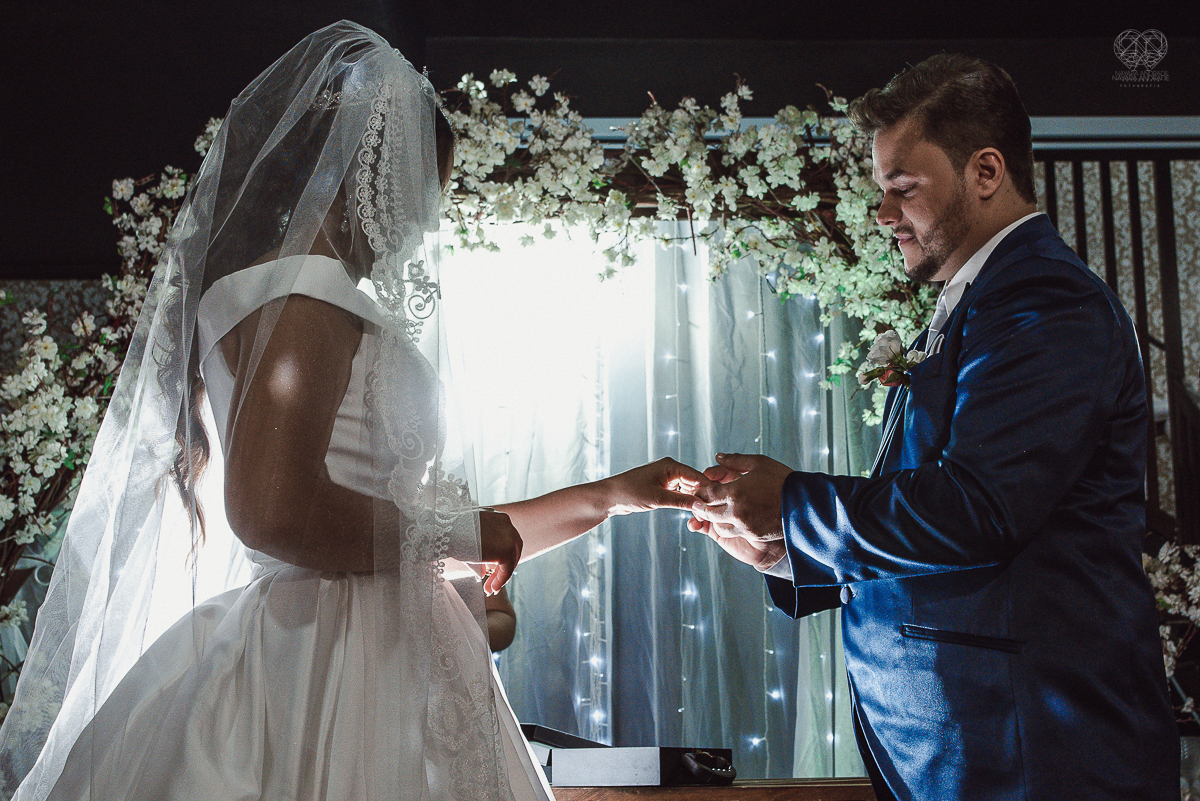 casamento classico noivo de terno azul noiva de coroa realizado no guaruja santos sao paulo pela fotografa Nayara Andrade premiada internacionalmente fotos com emoção e arte diferentes de tudo e exclusivas