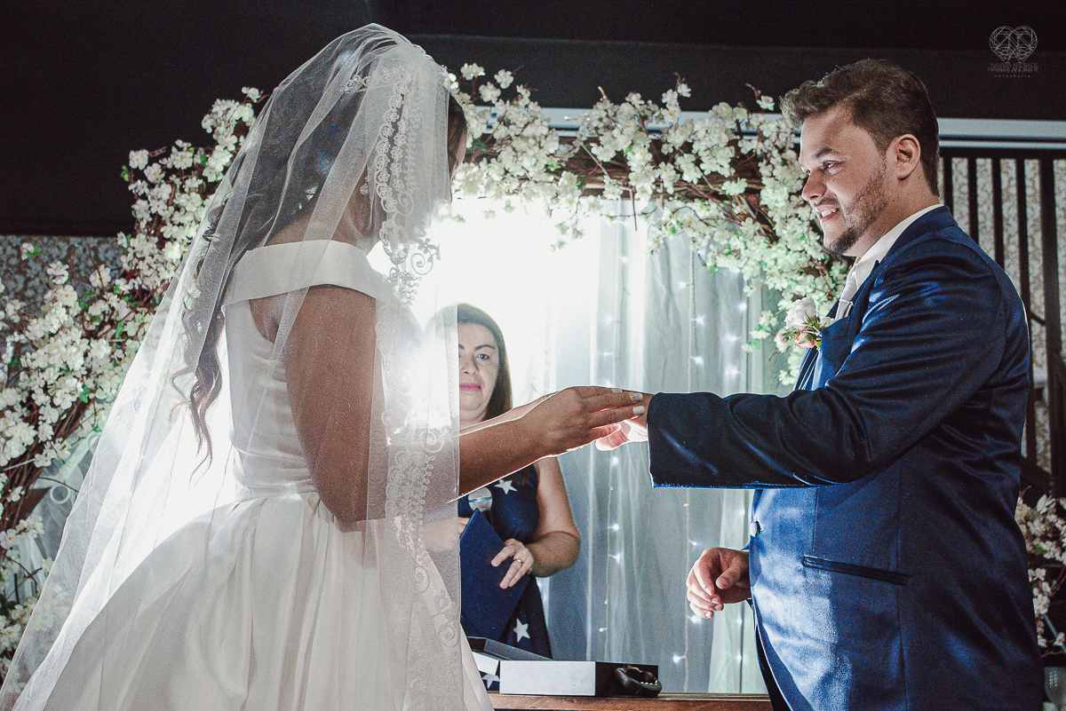 casamento classico noivo de terno azul noiva de coroa realizado no guaruja santos sao paulo pela fotografa Nayara Andrade premiada internacionalmente fotos com emoção e arte diferentes de tudo e exclusivas