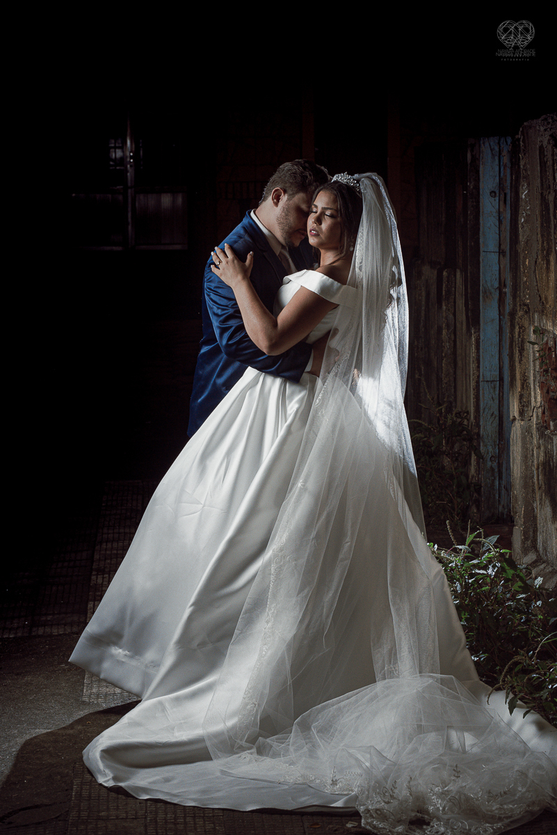 casamento classico noivo de terno azul noiva de coroa realizado no guaruja santos sao paulo pela fotografa Nayara Andrade premiada internacionalmente fotos com emoção e arte diferentes de tudo e exclusivas