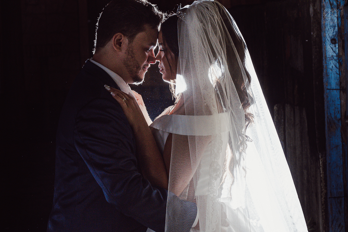casamento classico noivo de terno azul noiva de coroa realizado no guaruja santos sao paulo pela fotografa Nayara Andrade premiada internacionalmente fotos com emoção e arte diferentes de tudo e exclusivas