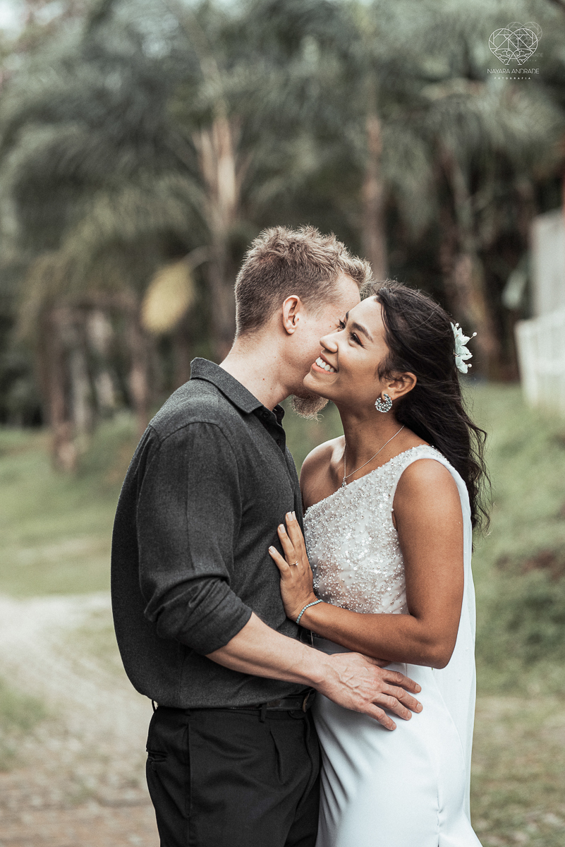 Casamento civil seguido de ensaio de casal com roupa de noivos no campo  elopment wedding nova estrutura de cerimonia no novo normal feitos pela fotografa premiada Nayara Andrade em Sao Paulo Santos noiva de vestido branco e veu fotos estilo rustico moda